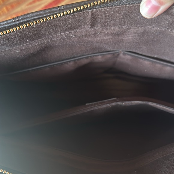 St John leather quilted luxury handbag in chocolate brown. 3 inside pockets. - Picture 7 of 9